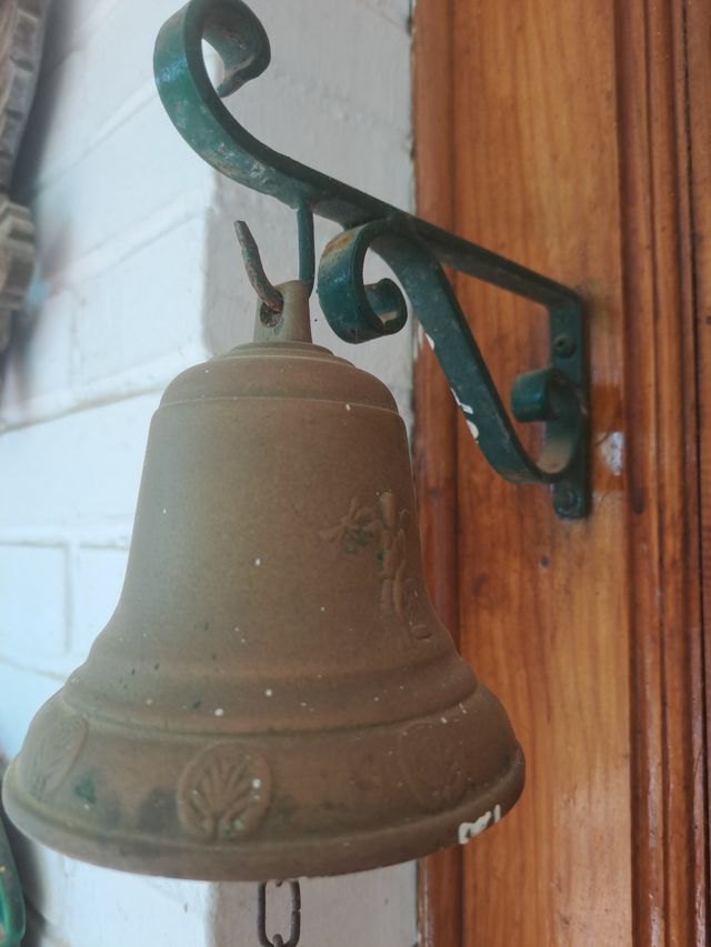 Llamador campana de bronce vintage.