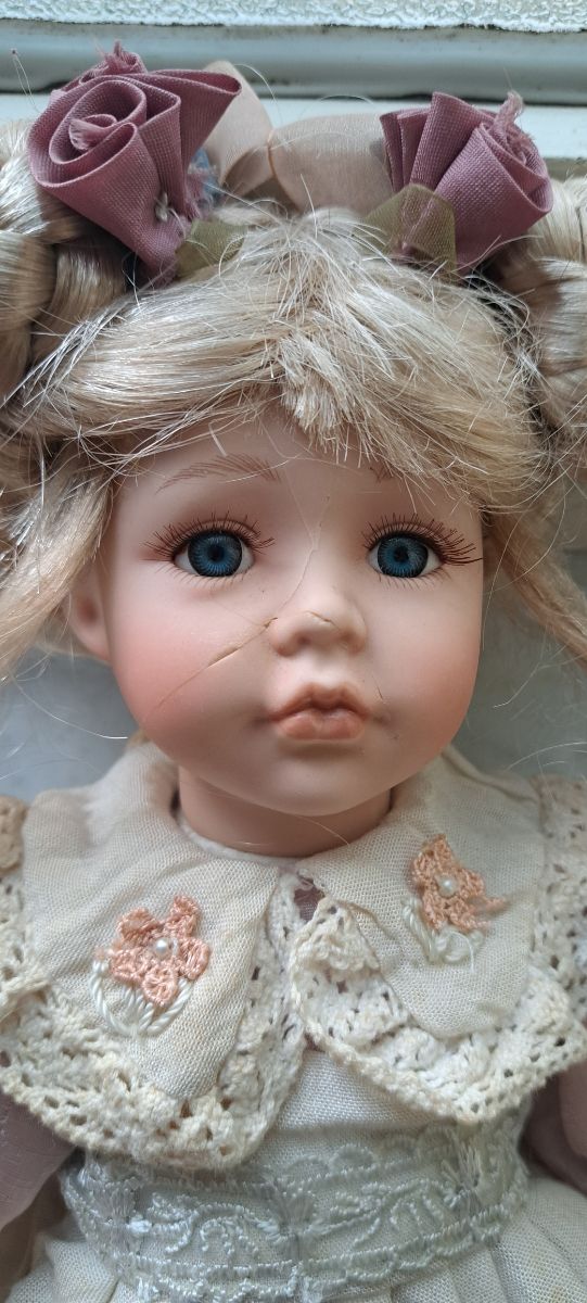 Bambola in porcellana . Le Poupée Carine. 