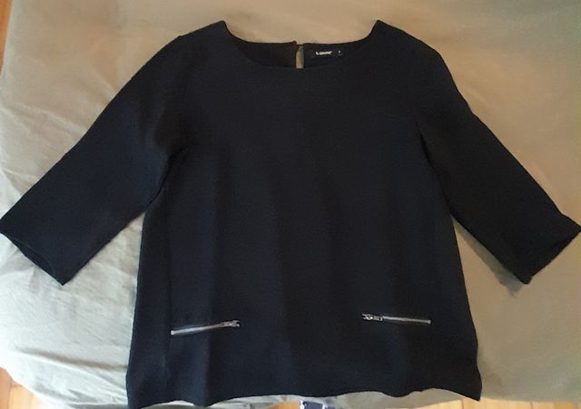 Camiseta negra con manga.