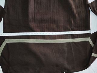 Jersey de punto marrón con cuello alto.