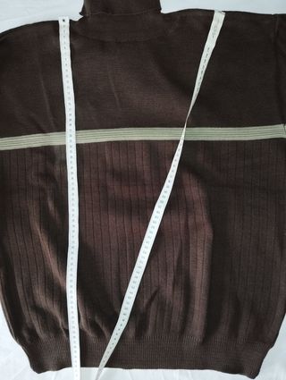 Jersey de punto marrón con cuello alto.
