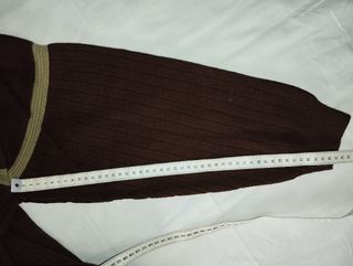 Jersey de punto marrón con cuello alto.