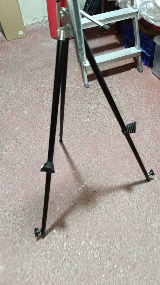 Trípode de pintor y lienzos.