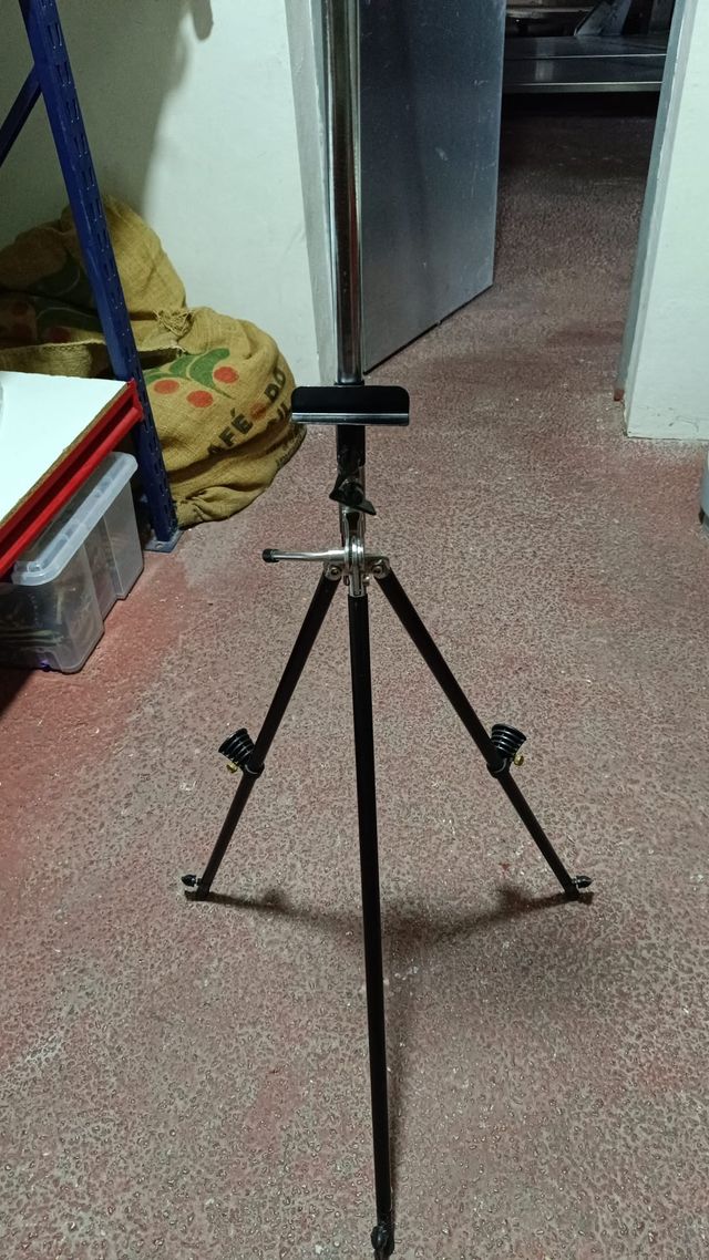 Trípode de pintor y lienzos.