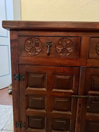 Aparador recibidor antiguo de madera con herrajes