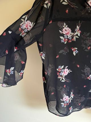 Blusa negra semitransparente
