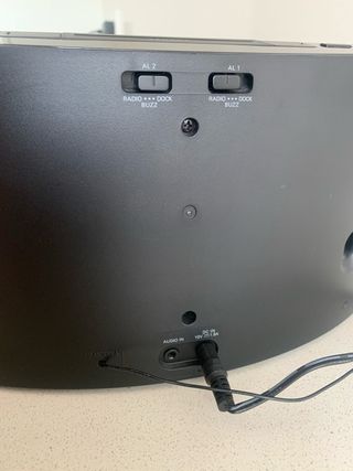 Radio despertador con altavoces y cargador