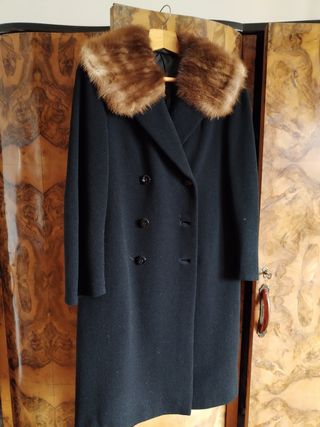 Cappotto sartoriale con collo di volpe