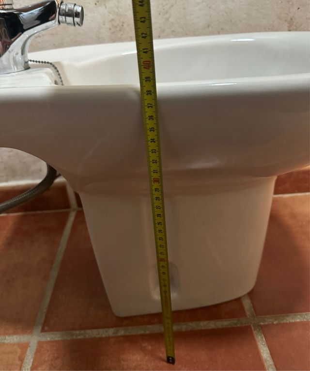 Bide con grifo y latiguillos