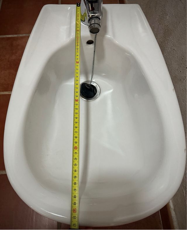 Bide con grifo y latiguillos