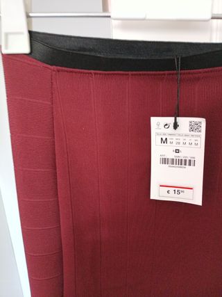 Falda elástica midi burdeos