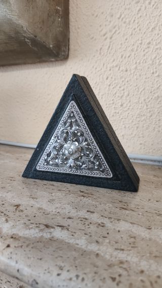 ANTIGUA CAJITA DE LA INDIA REPUJADA