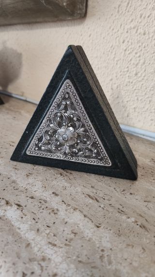 ANTIGUA CAJITA DE LA INDIA REPUJADA