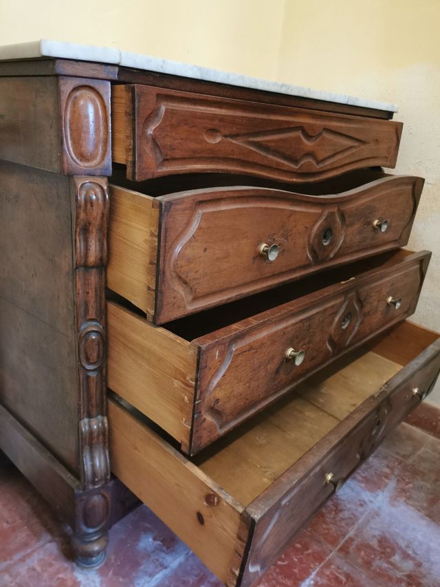 Comoda isabelina antigua de caoba y mármol