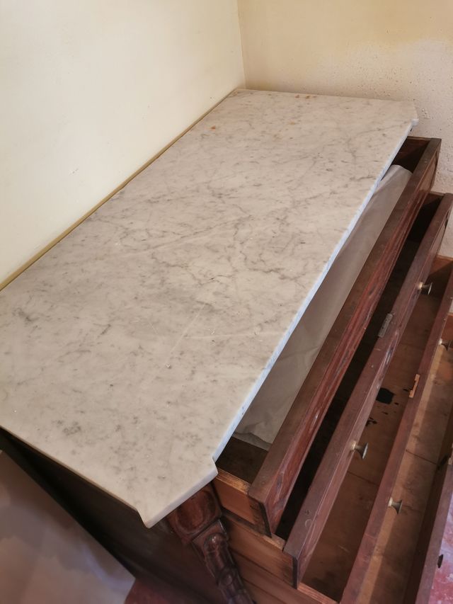 Comoda isabelina antigua de caoba y mármol