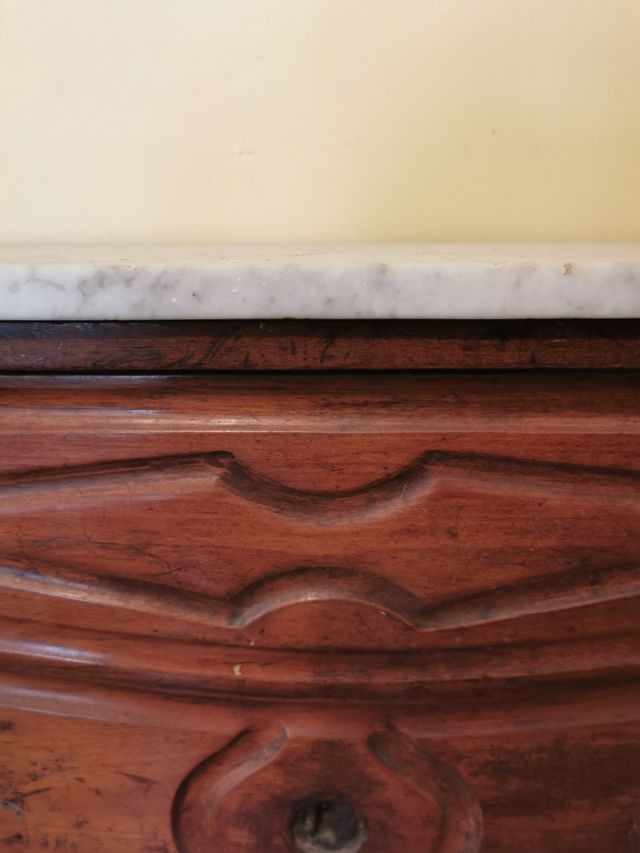 Comoda isabelina antigua de caoba y mármol