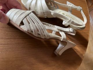 Sandalia de tiras beige señora