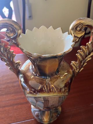 Jarrón dorado antiguo Vintage.