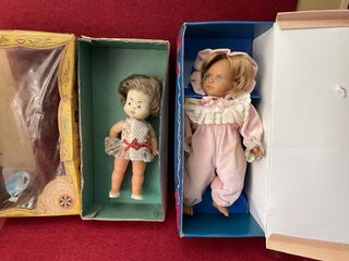 DUE VECCHIE BAMBOLE CON LA LORO CUSTODIA