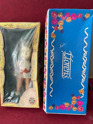 DUE VECCHIE BAMBOLE CON LA LORO CUSTODIA