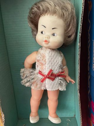 DUE VECCHIE BAMBOLE CON LA LORO CUSTODIA