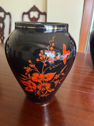 Jarrón negro con detalles rojos