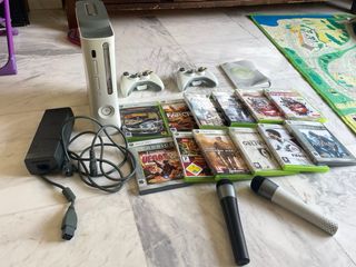 Consola XBox 360, juegos y microfonos 