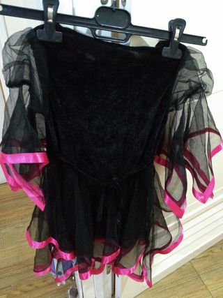 Disfraz niña negro con lazo rosa.