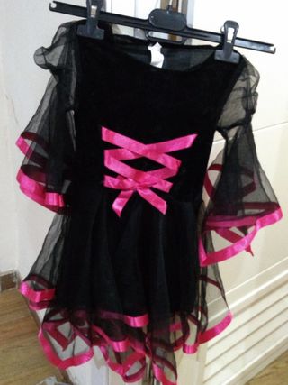 Disfraz niña negro con lazo rosa.