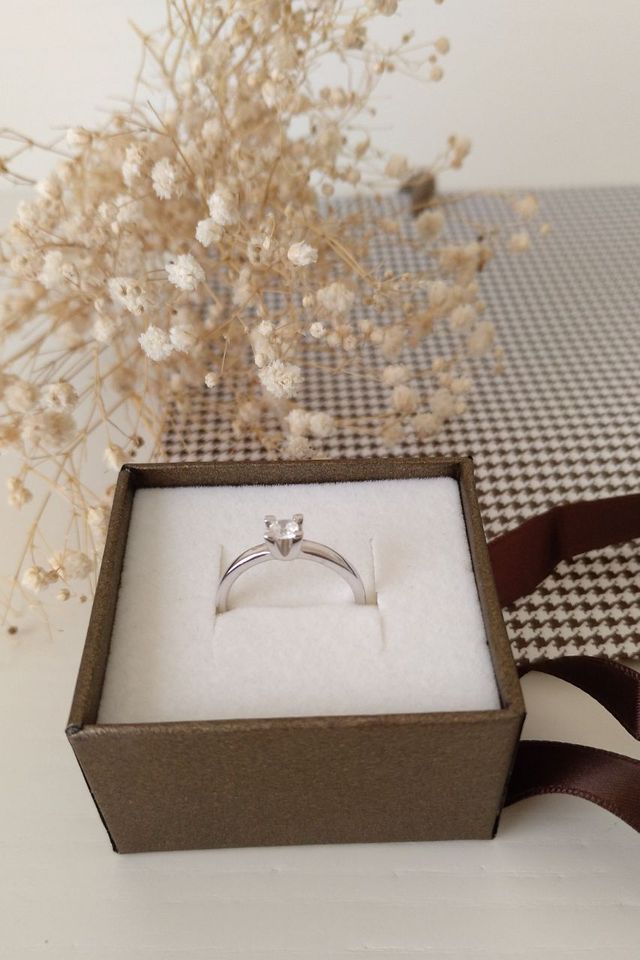 Anillo oro blanco 750mm. solitario circonita 