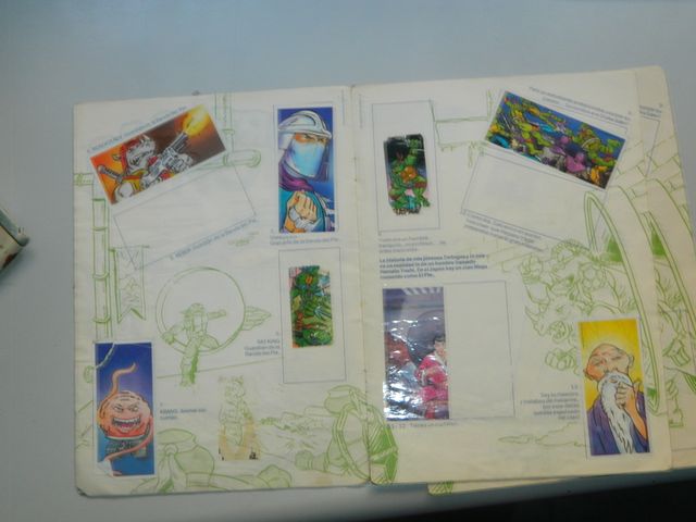 Album de Danone Tortugas Ninja con pegatinas.