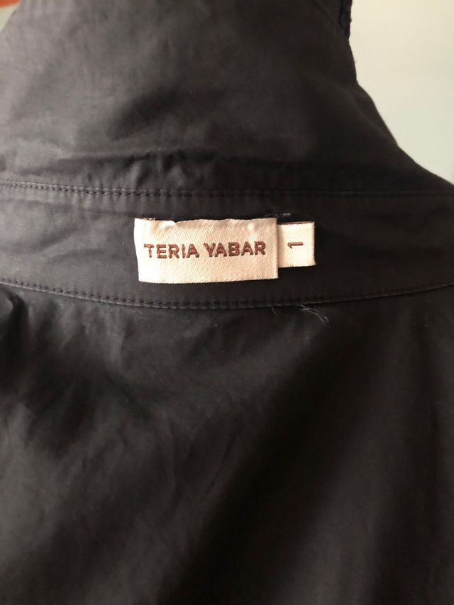 Vestido negro camisero de Teria Yabar