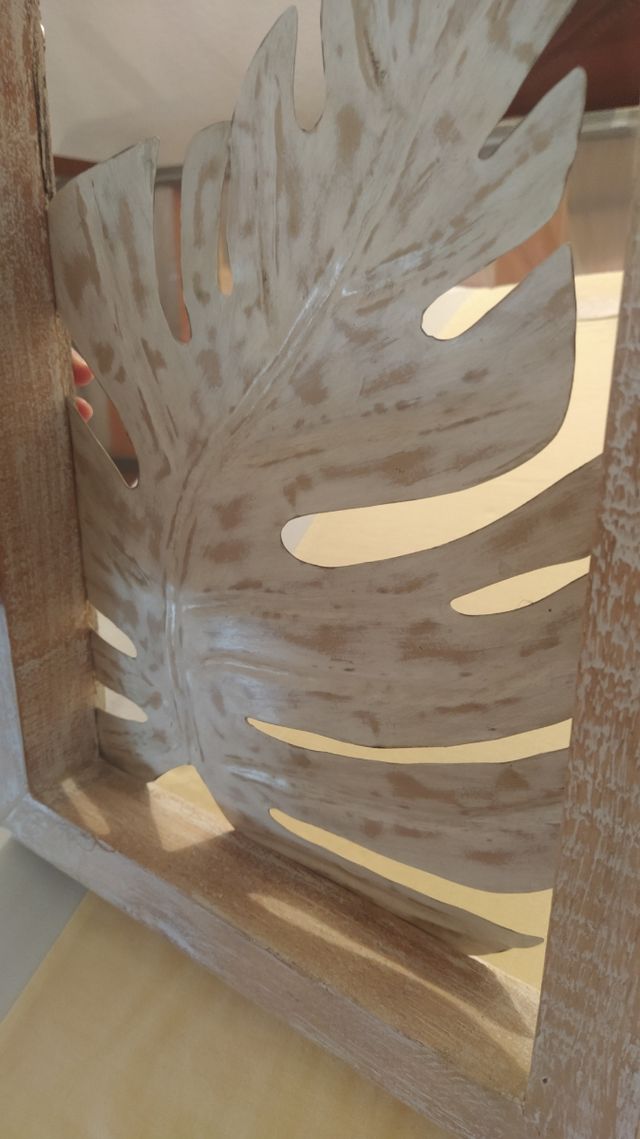 Decoración pared madera hoja metal