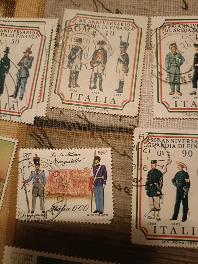 LOTE 50 SELLOS ANTIGUOS SOLDADOS