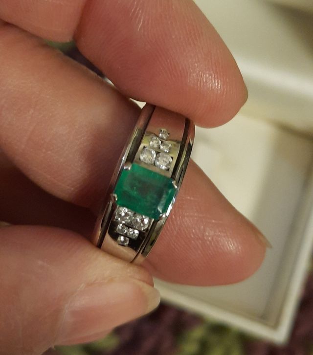 Anello smeraldo e 10 brillantini