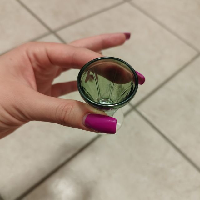 Vassoio con bicchierini di vetro