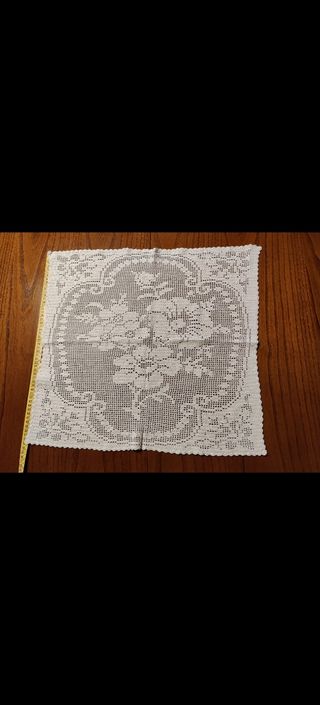 Centrino fatto a uncinetto beige 57 x 53 cm.