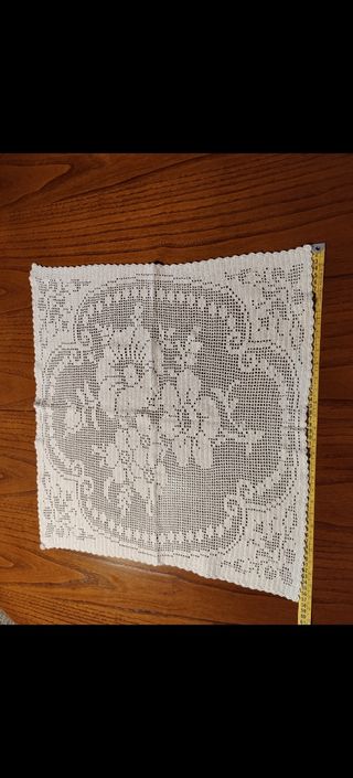 Centrino fatto a uncinetto beige 57 x 53 cm.