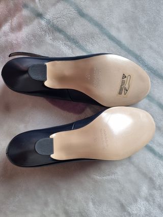 Zapatos azul marino talla 36.