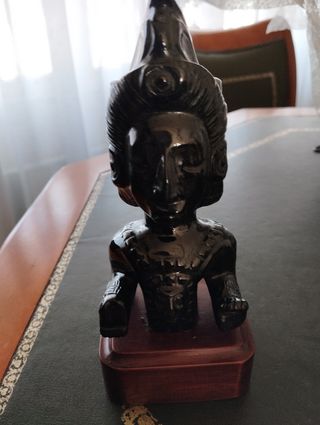Figura azteca de obsidiana