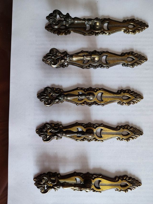 Cinco tiradores de muebles