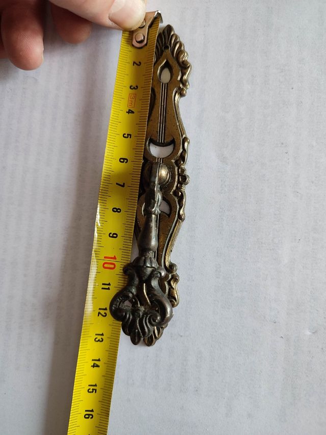 Cinco tiradores de muebles