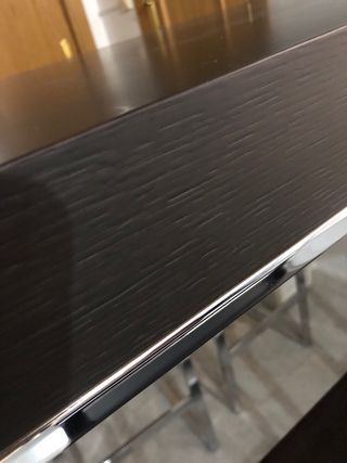 Mesa alta con taburetes