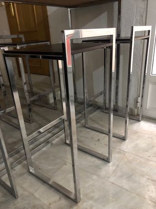 Mesa alta con taburetes