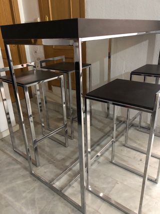 Mesa alta con taburetes