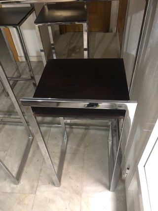 Mesa alta con taburetes