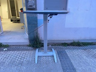 Estación de trabajo basculante con motor eléctrico