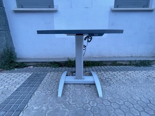 Estación de trabajo basculante con motor eléctrico