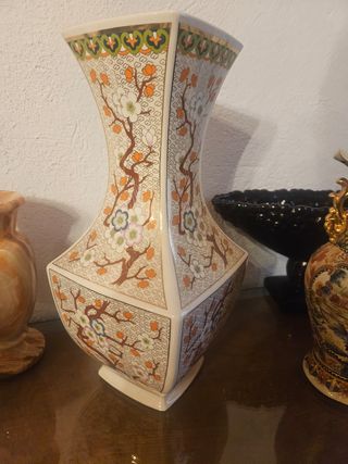 Jarrón con motivos florales