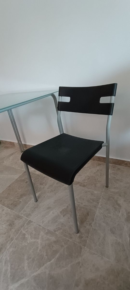 Tavolo in vetro e 4 sedie in vendita